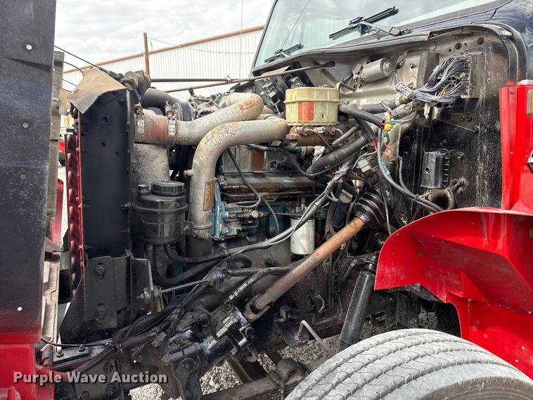 image for item DO8481 1997 International 4700 tow truck