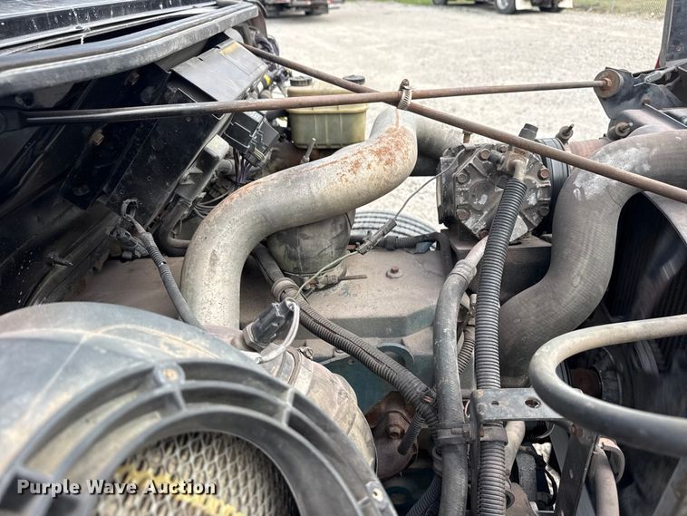 image for item DO8481 1997 International 4700 tow truck