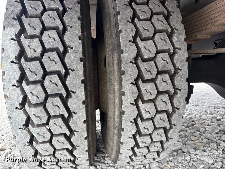 image for item DO8481 1997 International 4700 tow truck