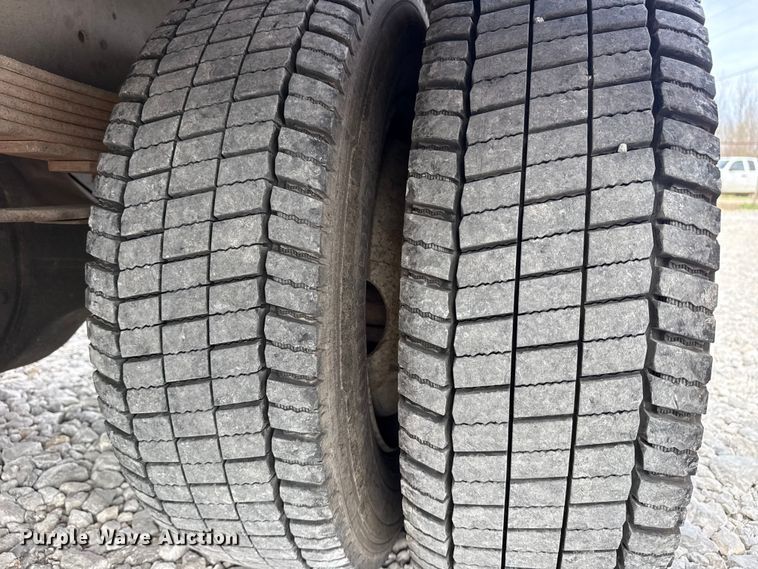 image for item DO8481 1997 International 4700 tow truck