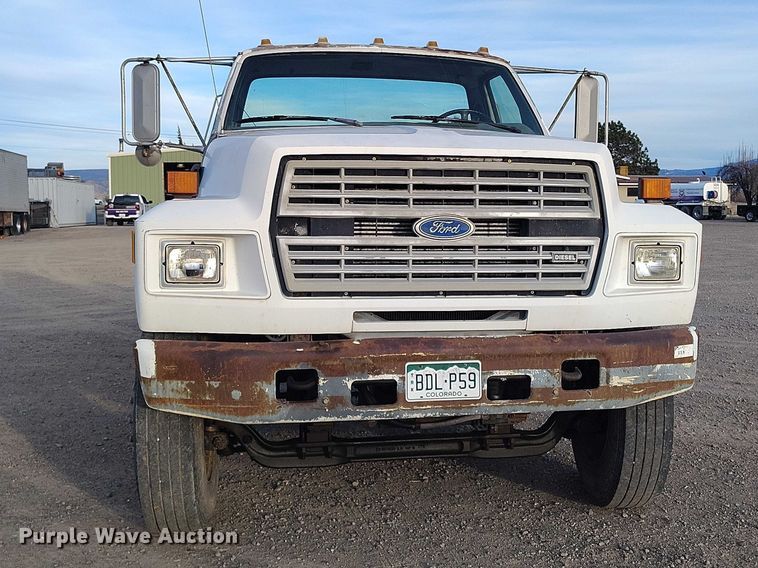 image for item DT0989 1991 Ford F900 truck cab and chassis
