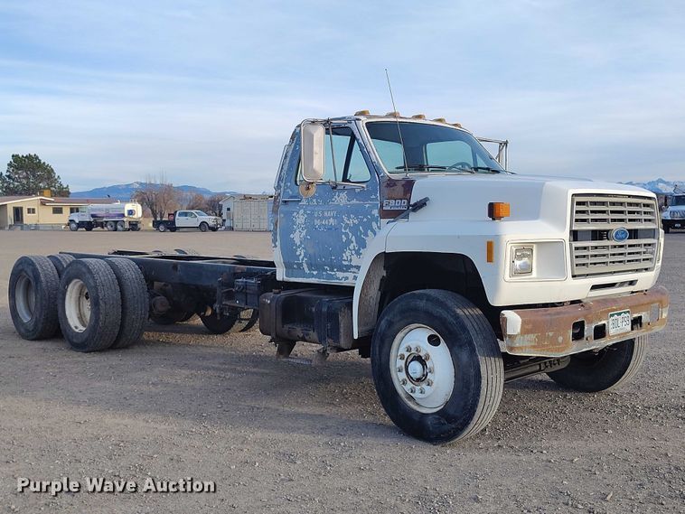 image for item DT0989 1991 Ford F900 truck cab and chassis