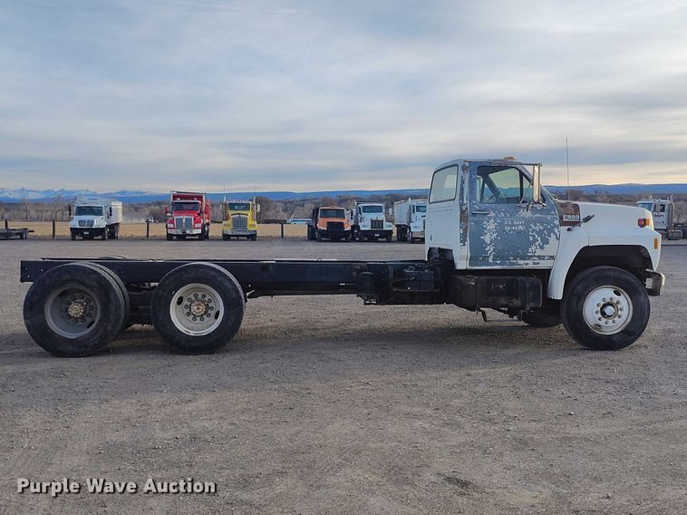image for item DT0989 1991 Ford F900 truck cab and chassis