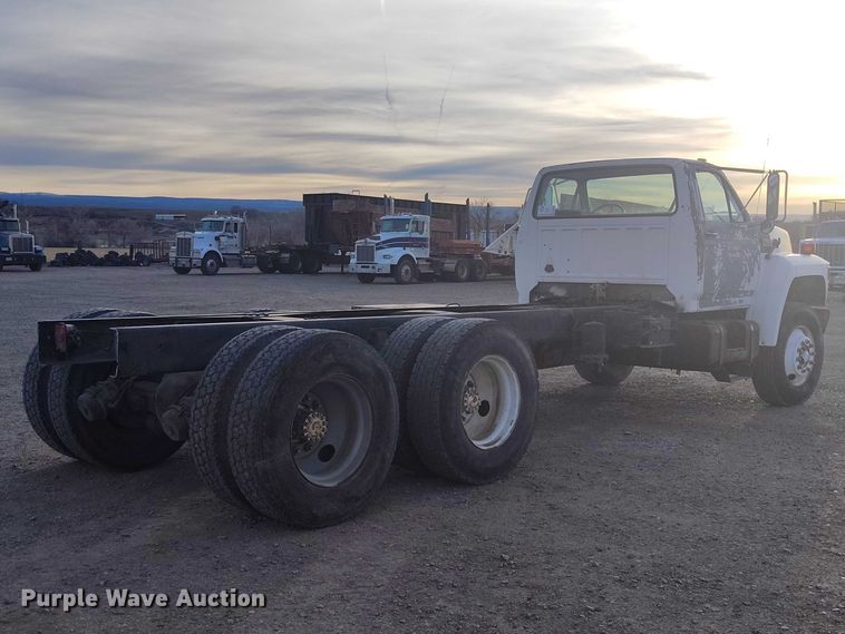 image for item DT0989 1991 Ford F900 truck cab and chassis