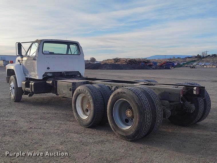 image for item DT0989 1991 Ford F900 truck cab and chassis