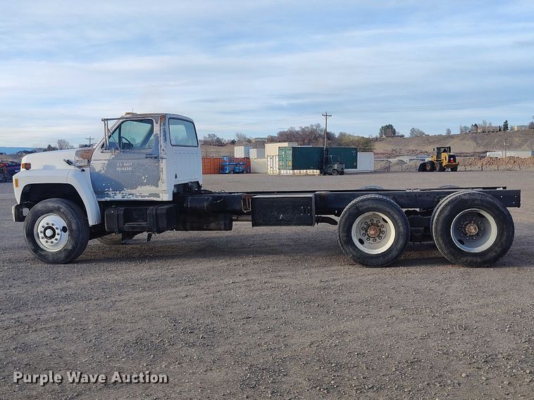 image for item DT0989 1991 Ford F900 truck cab and chassis