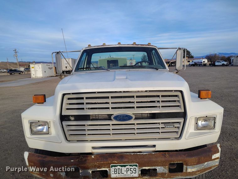 image for item DT0989 1991 Ford F900 truck cab and chassis