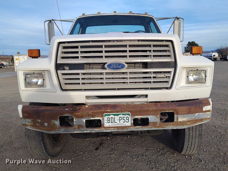 image for item DT0989 1991 Ford F900 truck cab and chassis