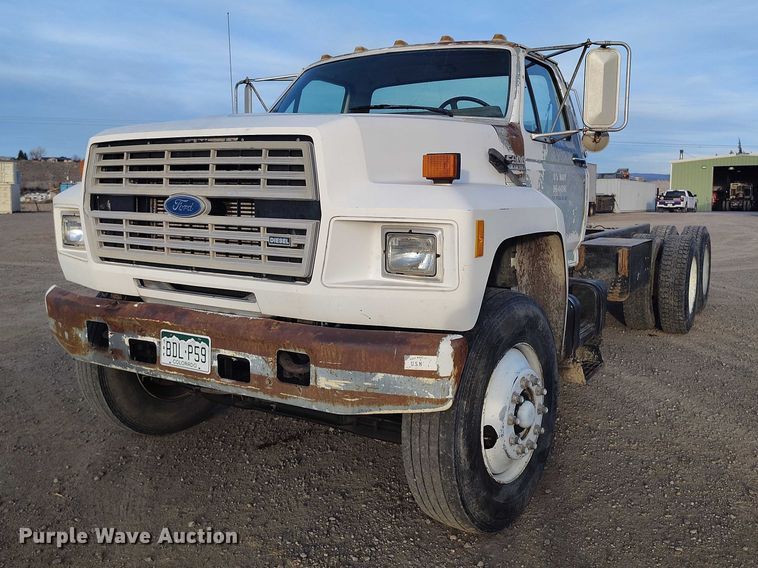 image for item DT0989 1991 Ford F900 truck cab and chassis