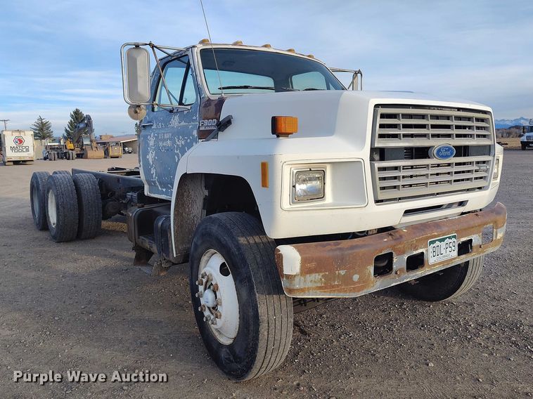 image for item DT0989 1991 Ford F900 truck cab and chassis