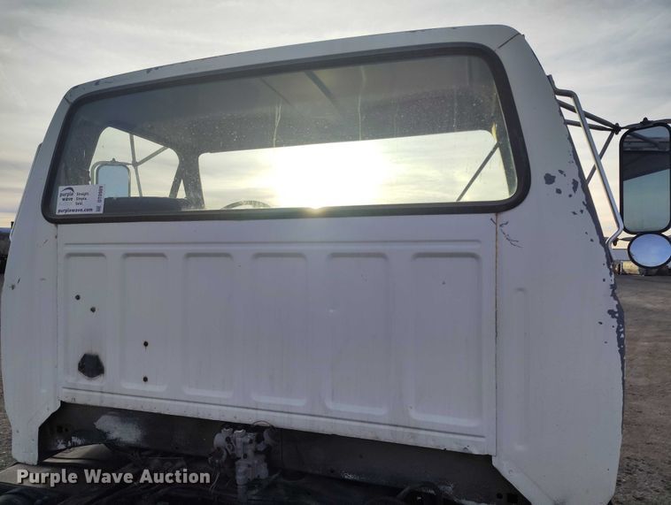 image for item DT0989 1991 Ford F900 truck cab and chassis