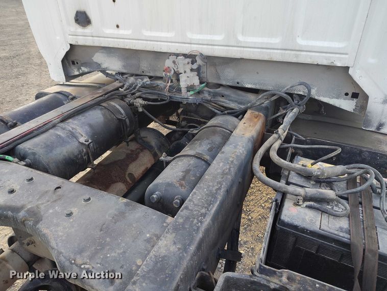 image for item DT0989 1991 Ford F900 truck cab and chassis