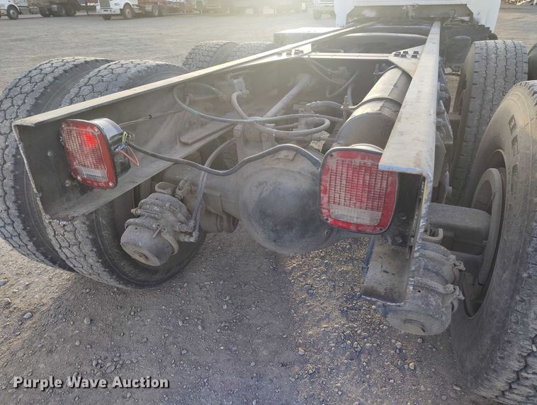 image for item DT0989 1991 Ford F900 truck cab and chassis