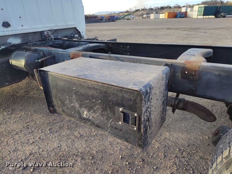 image for item DT0989 1991 Ford F900 truck cab and chassis