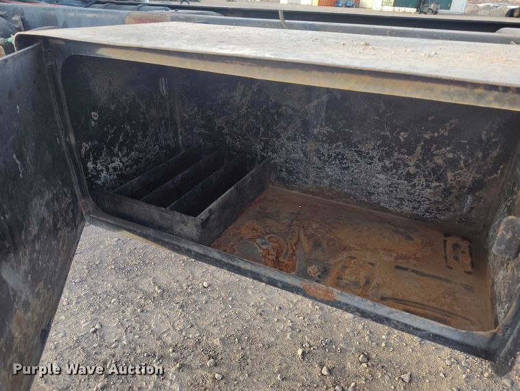 image for item DT0989 1991 Ford F900 truck cab and chassis