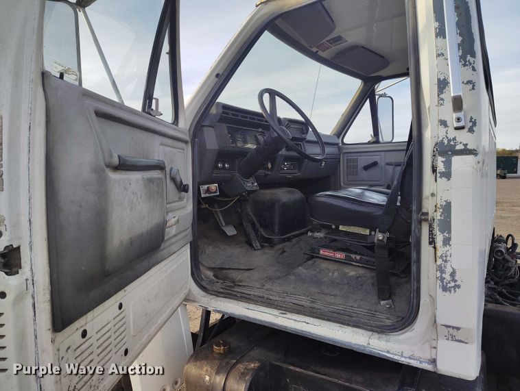 image for item DT0989 1991 Ford F900 truck cab and chassis