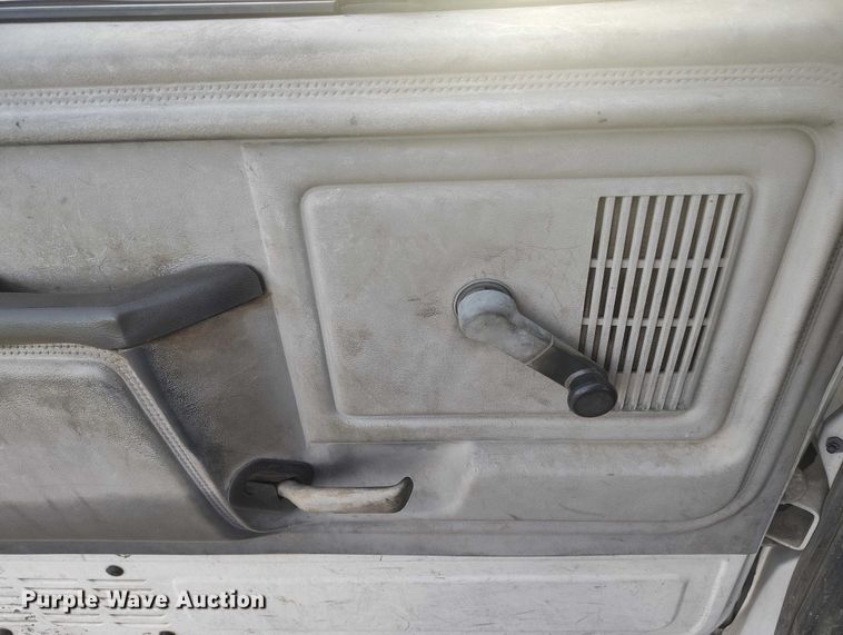 image for item DT0989 1991 Ford F900 truck cab and chassis