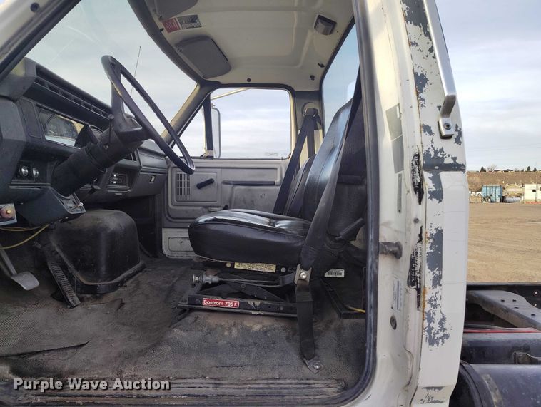 image for item DT0989 1991 Ford F900 truck cab and chassis