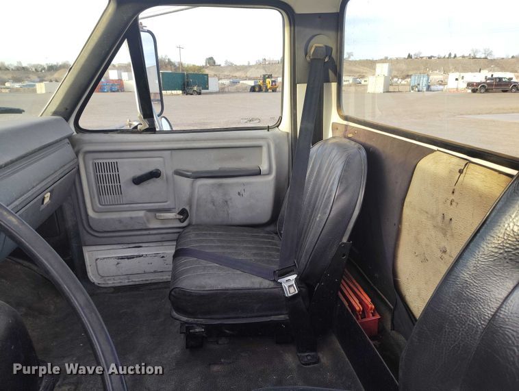 image for item DT0989 1991 Ford F900 truck cab and chassis