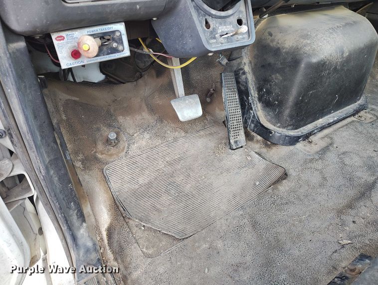 image for item DT0989 1991 Ford F900 truck cab and chassis