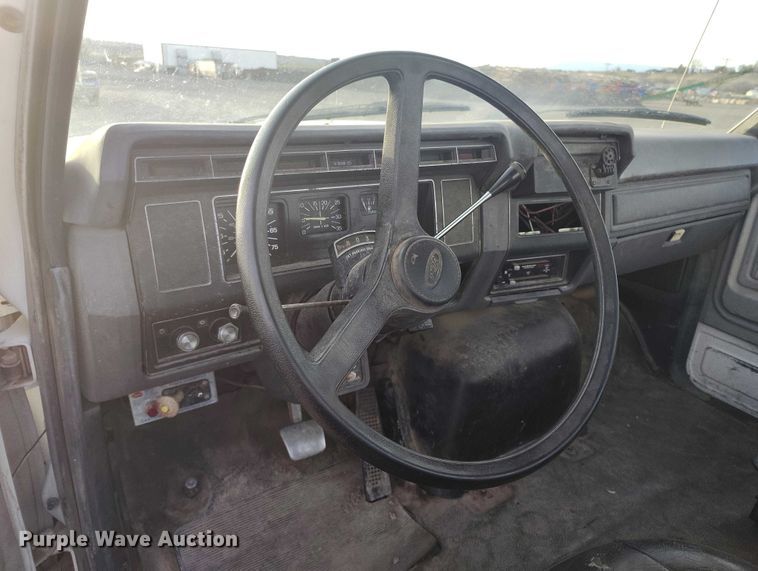 image for item DT0989 1991 Ford F900 truck cab and chassis