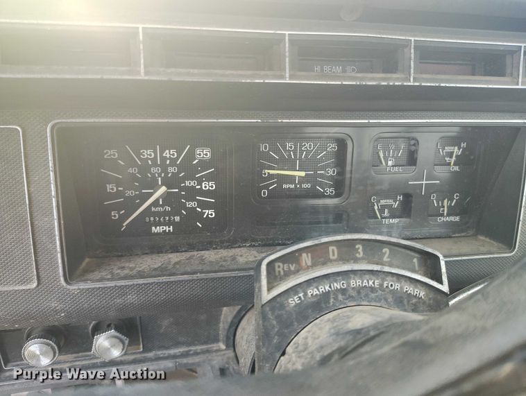 image for item DT0989 1991 Ford F900 truck cab and chassis