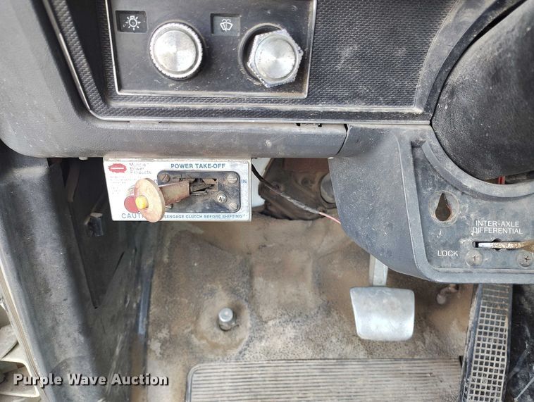 image for item DT0989 1991 Ford F900 truck cab and chassis