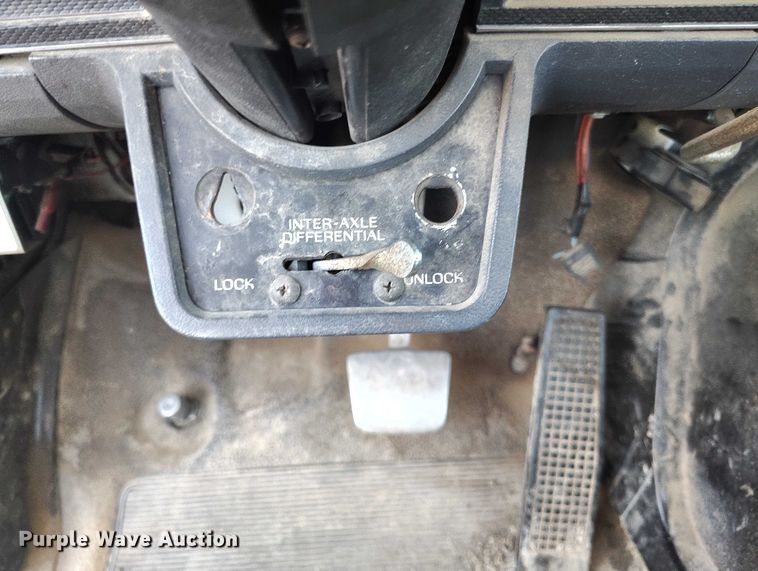 image for item DT0989 1991 Ford F900 truck cab and chassis