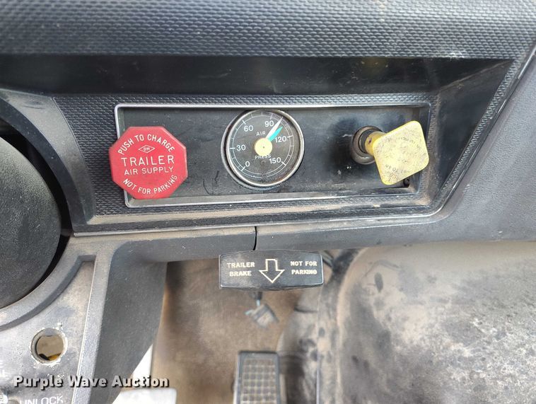 image for item DT0989 1991 Ford F900 truck cab and chassis