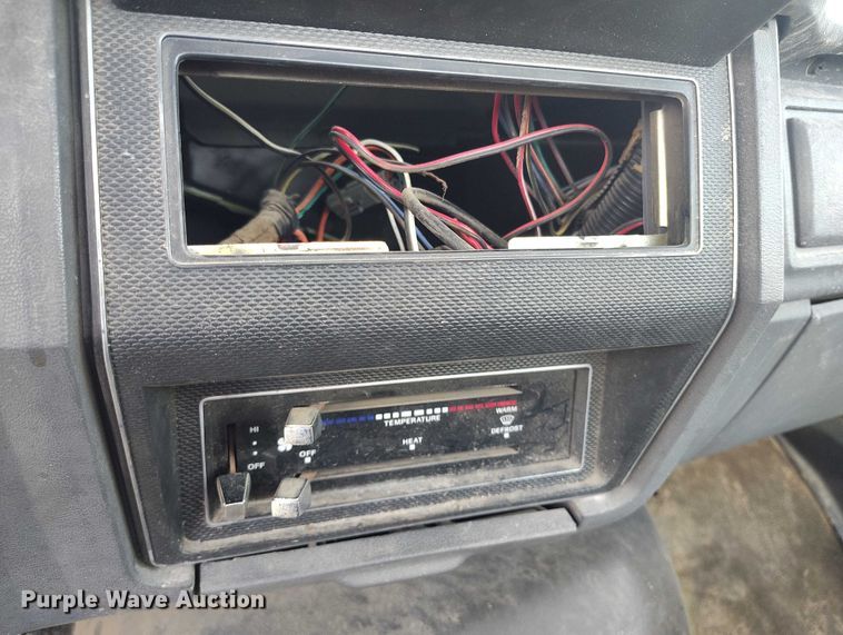 image for item DT0989 1991 Ford F900 truck cab and chassis
