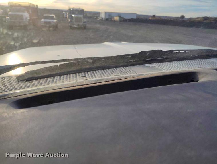 image for item DT0989 1991 Ford F900 truck cab and chassis