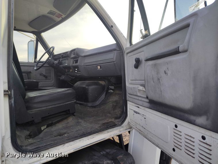 image for item DT0989 1991 Ford F900 truck cab and chassis
