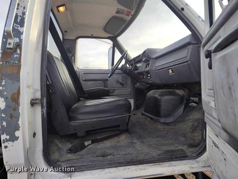 image for item DT0989 1991 Ford F900 truck cab and chassis