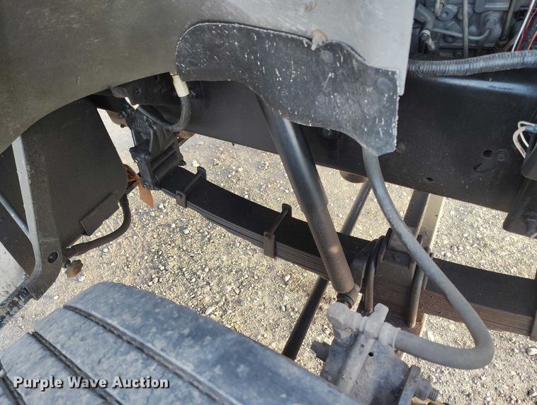image for item DT0989 1991 Ford F900 truck cab and chassis