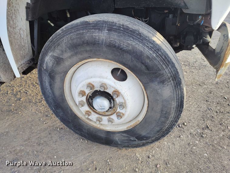 image for item DT0989 1991 Ford F900 truck cab and chassis