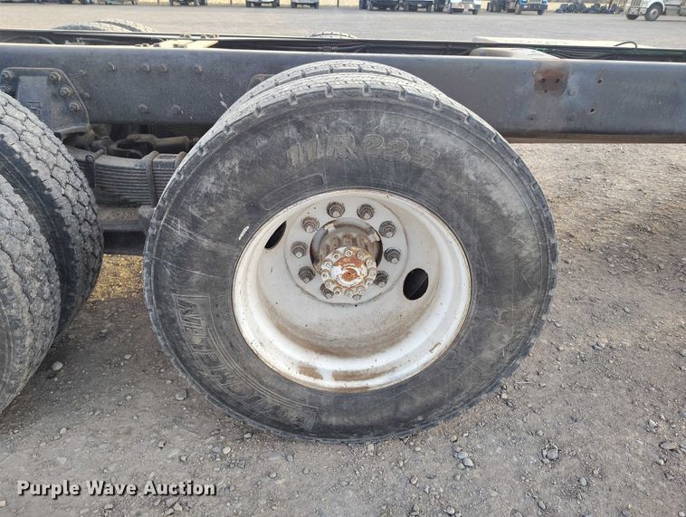 image for item DT0989 1991 Ford F900 truck cab and chassis