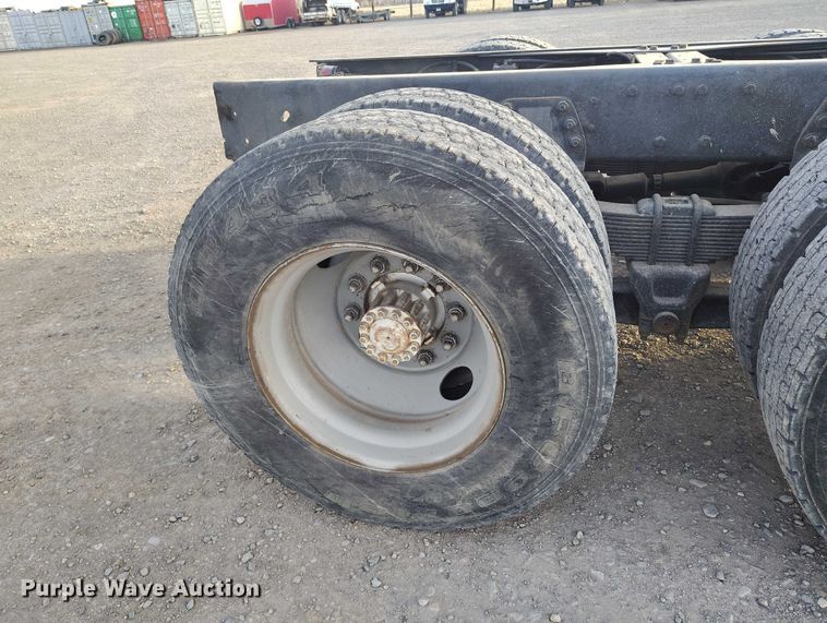 image for item DT0989 1991 Ford F900 truck cab and chassis