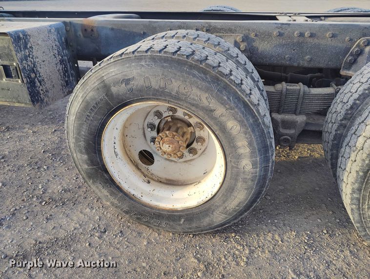 image for item DT0989 1991 Ford F900 truck cab and chassis
