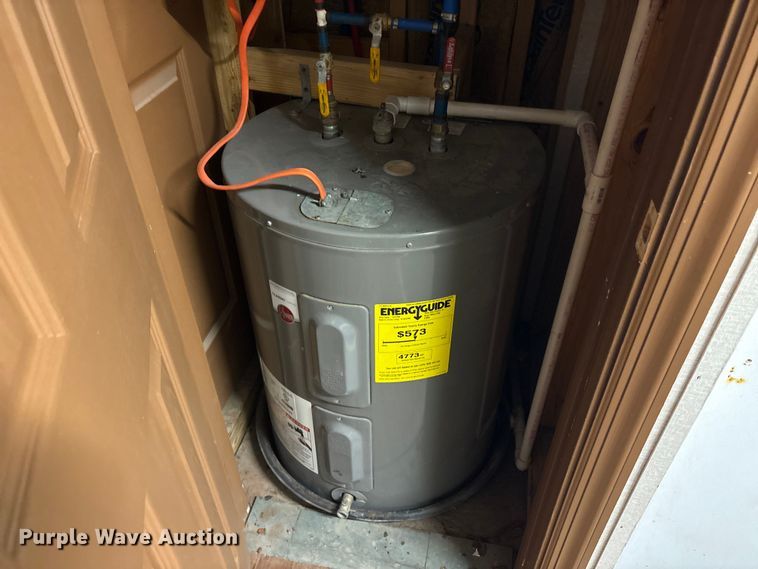 image for item DT2835 Skid mounted locker/shower unit