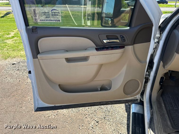 image for item DV0902 2012 Chevrolet Silverado 2500HD Crew Cab pickup truck