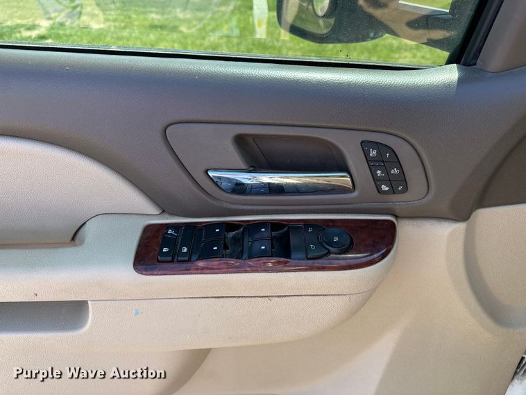 image for item DV0902 2012 Chevrolet Silverado 2500HD Crew Cab pickup truck