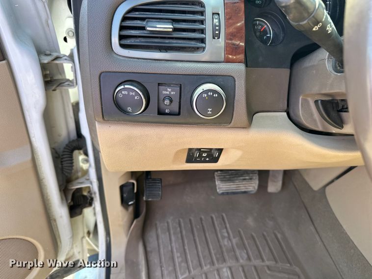 image for item DV0902 2012 Chevrolet Silverado 2500HD Crew Cab pickup truck