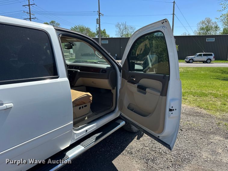 image for item DV0902 2012 Chevrolet Silverado 2500HD Crew Cab pickup truck