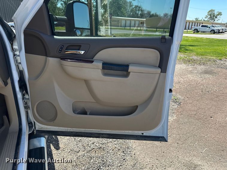image for item DV0902 2012 Chevrolet Silverado 2500HD Crew Cab pickup truck