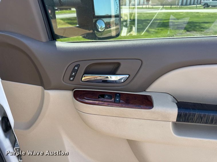 image for item DV0902 2012 Chevrolet Silverado 2500HD Crew Cab pickup truck