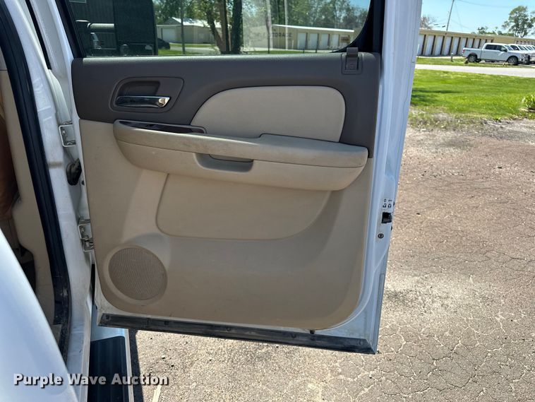 image for item DV0902 2012 Chevrolet Silverado 2500HD Crew Cab pickup truck