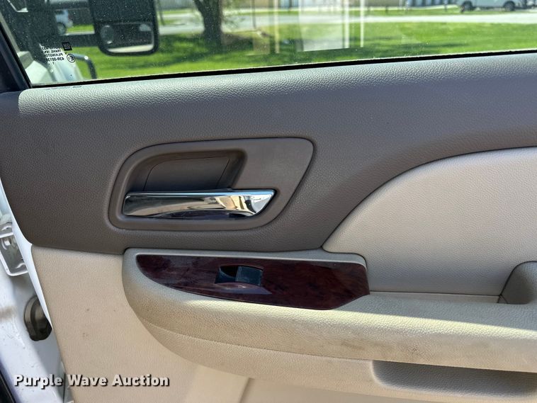 image for item DV0902 2012 Chevrolet Silverado 2500HD Crew Cab pickup truck