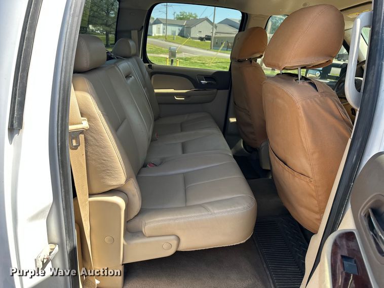 image for item DV0902 2012 Chevrolet Silverado 2500HD Crew Cab pickup truck
