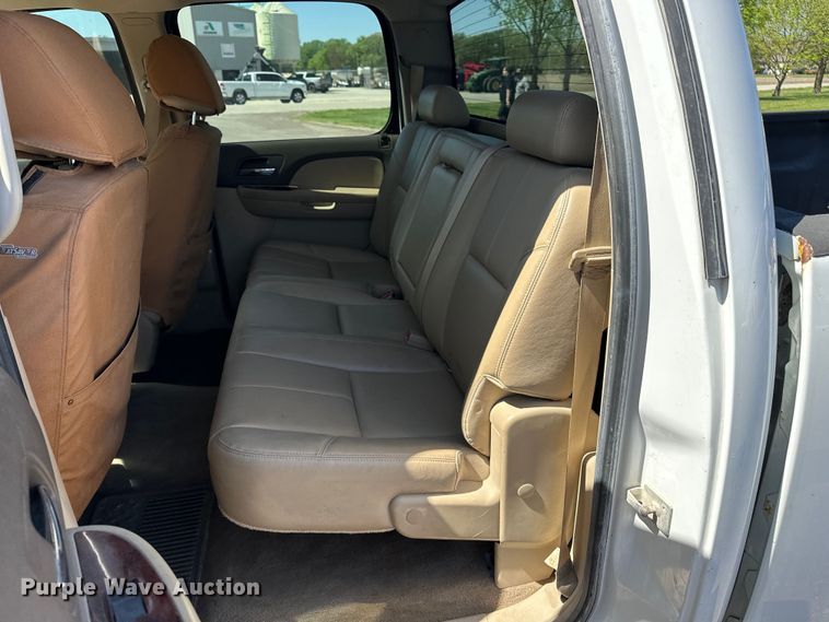 image for item DV0902 2012 Chevrolet Silverado 2500HD Crew Cab pickup truck