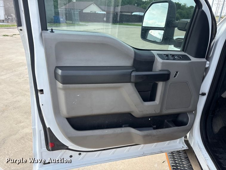 image for item DV8500 2017 Ford F250 Super Duty XL utility bed pickup truck